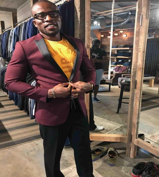 new one button groomsmen peak lapel groom tuxedos 2 piece men suits weddingprom man blazer jacketpantstie 9739611, Black;gray
new one button groomsmen peak lapel groom tuxedos 2 piece men suits weddingprom man blazer jacketpantstie 9739611, Black;gray