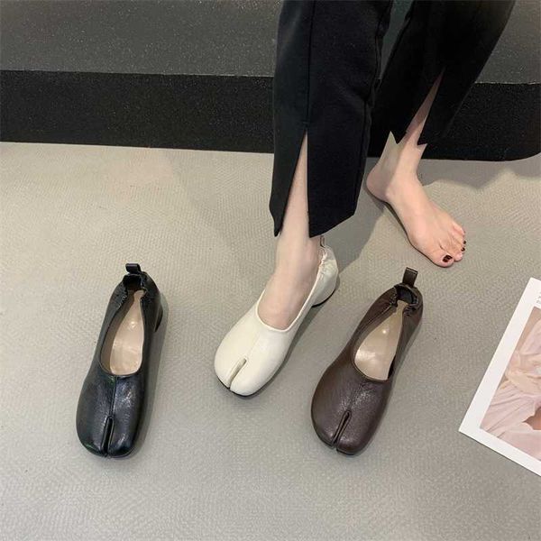 black niche pig single shoe women's autumn 2023 new spring split toe horse hoof bean thick heel ladle shoes
black niche pig single shoe women's autumn 2023 new spring split toe horse hoof bean thick heel ladle shoes