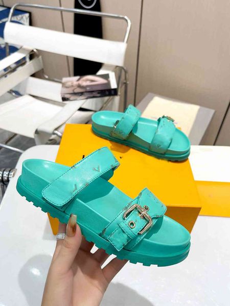 2023 authentic women designer slippers bom dia flat comfort mule slides luxury colorful embossed leather beach summer buckle pool comfort sa, Black
2023 authentic women designer slippers bom dia flat comfort mule slides luxury colorful embossed leather beach summer buckle pool comfort sa, Black