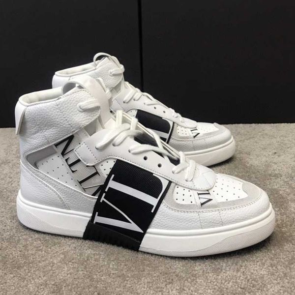 valentinoity couple's heel tie casual shoe features a complex lettering process on the layer of cowhide
valentinoity couple's heel tie casual shoe features a complex lettering process on the layer of cowhide