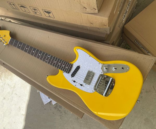 yellow body electric guitar with rosewood fingerboard,white pearl pickguard,chrome hardware
yellow body electric guitar with rosewood fingerboard,white pearl pickguard,chrome hardware