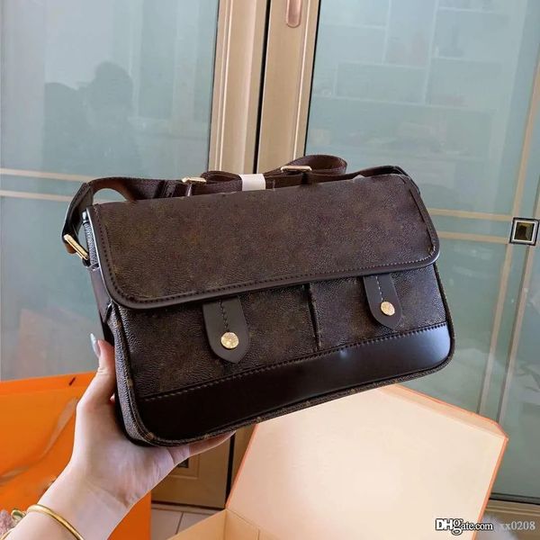 the designer designs highquality simple stable and lowkey mens fashion business style mens bag with slant hanging bag and si, Black;red
the designer designs highquality simple stable and lowkey mens fashion business style mens bag with slant hanging bag and si, Black;red