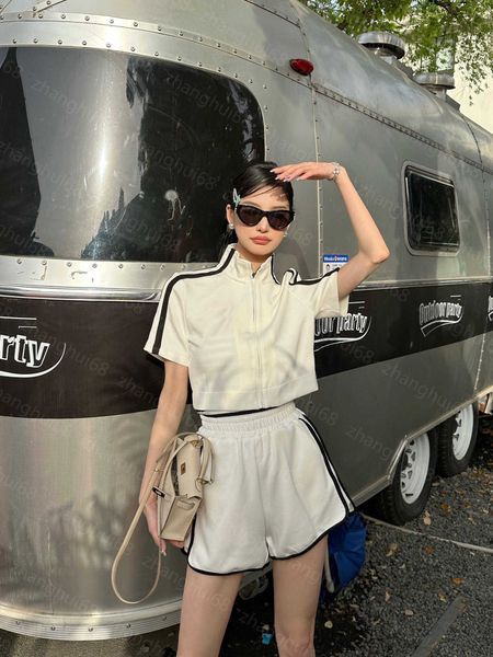 23ss womens designer clothing casual suit women shorts sets splicing color contrast stand collar small short elastic waist casual shorts set, White
23ss womens designer clothing casual suit women shorts sets splicing color contrast stand collar small short elastic waist casual shorts set, White