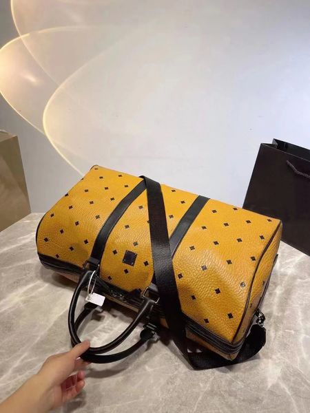 travelling bag designer designed handbag for men and women size 48cm ., Black;red
travelling bag designer designed handbag for men and women size 48cm ., Black;red