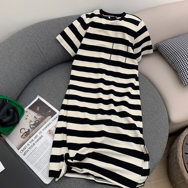 2023 women dresses with a round neck striped casual dress that appears slim and covers the belly. the mid length design feels like a long dr, Black;gray
2023 women dresses with a round neck striped casual dress that appears slim and covers the belly. the mid length design feels like a long dr, Black;gray