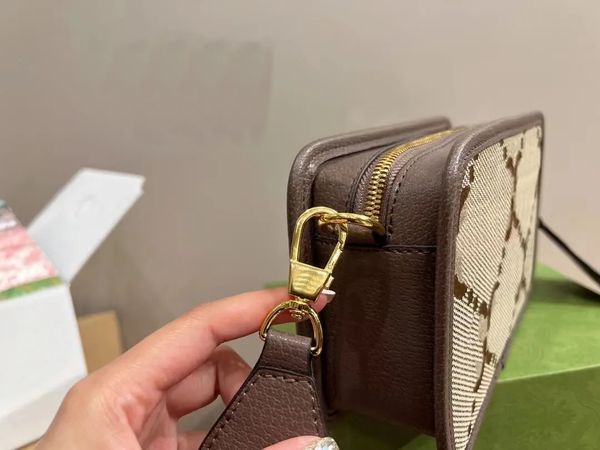 the designer designed a new high-quality camera bag for both men and women., Black;red
the designer designed a new high-quality camera bag for both men and women., Black;red