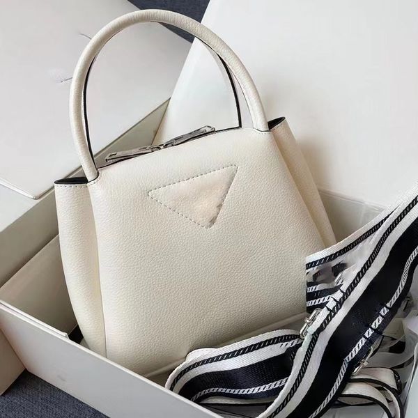 luxury crossbody shoulder bag womens purse portable handbags fashion classic crossbody artwork pretty famous totes bumbag
luxury crossbody shoulder bag womens purse portable handbags fashion classic crossbody artwork pretty famous totes bumbag