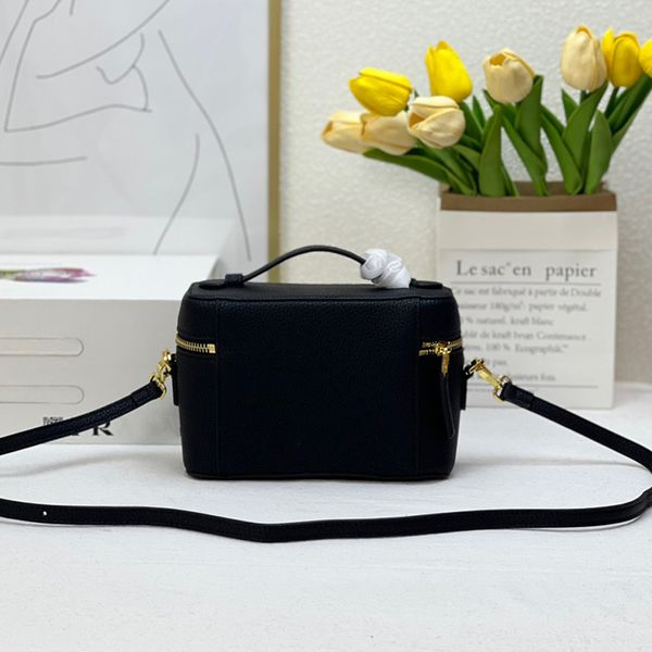 designer handbag retro leather women 2023 new makeup bag fashion luxury multifunctional large capacity single shoulder crossbody bag
designer handbag retro leather women 2023 new makeup bag fashion luxury multifunctional large capacity single shoulder crossbody bag