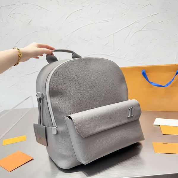 a fashionable bag suitable for all day carrying painted cowhide cotton canvas lining and canvas trim imported patent leather paired with pur
a fashionable bag suitable for all day carrying painted cowhide cotton canvas lining and canvas trim imported patent leather paired with pur