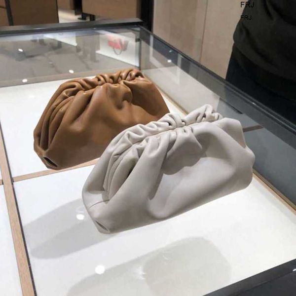 venetas designer bags bottegas 2023 new am ahigo same cloud bag soft leather womens single shoulder messenger bag dumpling hand 1qe2 have lo
venetas designer bags bottegas 2023 new am ahigo same cloud bag soft leather womens single shoulder messenger bag dumpling hand 1qe2 have lo