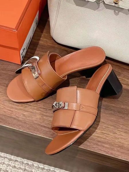 Designer Women Sandals Shoes Goatskin plated Kelly Buckle chunky Flip Flops Brown White Black Slip On Lady Beach Slippers EU35-42
Designer Women Sandals Shoes Goatskin plated Kelly Buckle chunky Flip Flops Brown White Black Slip On Lady Beach Slippers EU35-42