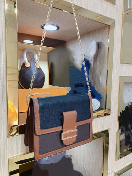 it adopts highgrade brown leather and imported big hardware its a fashionable womens bag with one shoulder and back, Black;red
it adopts highgrade brown leather and imported big hardware its a fashionable womens bag with one shoulder and back, Black;red