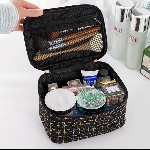 a makeup bag is a bag that contains cosmetics, such as mascara, lip gloss, powder makeup, eyebrow pencil, sunscreen and oil blotting paper.
a makeup bag is a bag that contains cosmetics, such as mascara, lip gloss, powder makeup, eyebrow pencil, sunscreen and oil blotting paper.