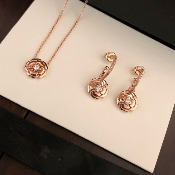 2023 fashion new designer earrings luxury hollowed out camellia earrings petal curved contour lines smooth and beautiful no box, Golden
2023 fashion new designer earrings luxury hollowed out camellia earrings petal curved contour lines smooth and beautiful no box, Golden