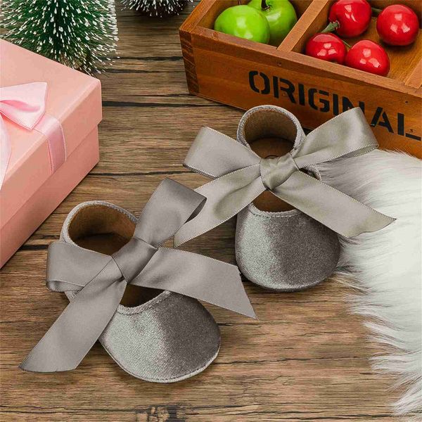 first walkers infant baby girls flat shoes bowknot soft warm comfortable prewalker feet cover suit sole princess shinning cute l230518
first walkers infant baby girls flat shoes bowknot soft warm comfortable prewalker feet cover suit sole princess shinning cute l230518