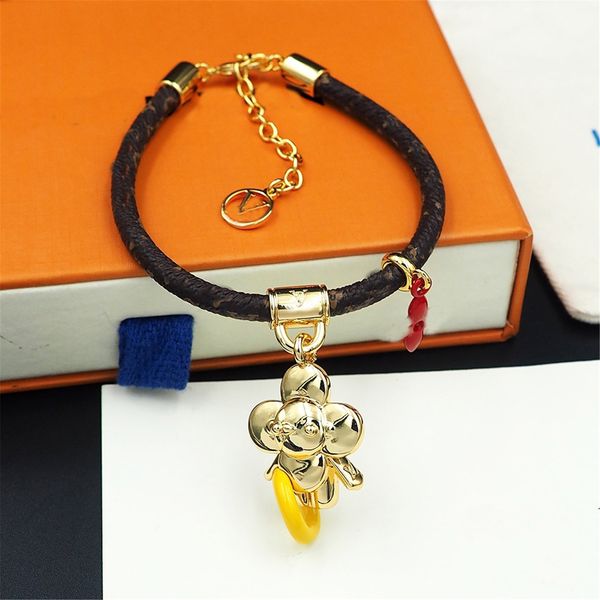 luxurys designer jewelry bracelet presbyopia leather bracelets fashion for men women leather bracelets elegant bangle with box and dustbag, Golden;silver
luxurys designer jewelry bracelet presbyopia leather bracelets fashion for men women leather bracelets elegant bangle with box and dustbag, Golden;silver