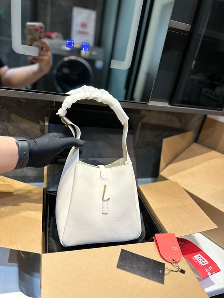 designer shoulder bag 2023 new large capacity practical tote bag classic ladies' underarm bag joker fashion commuter bag
designer shoulder bag 2023 new large capacity practical tote bag classic ladies' underarm bag joker fashion commuter bag