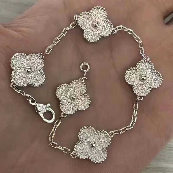 2023 luxury clover designer bracelet pearl 4 pieces 18k gold necklace earrings wedding laser brand charm 1992c, Golden;silver
2023 luxury clover designer bracelet pearl 4 pieces 18k gold necklace earrings wedding laser brand charm 1992c, Golden;silver