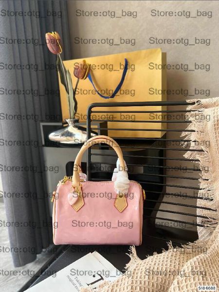 23ss patent leather speedy 20 cross body bag love pendant m81879 pink heart leather women luxurys embossed monograms handbag ladies speedys
23ss patent leather speedy 20 cross body bag love pendant m81879 pink heart leather women luxurys embossed monograms handbag ladies speedys