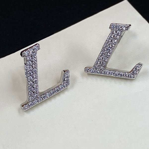 Womens Designer Stud Earings Gold Sliver Woman Luxury Diamond Earring Studs Pearl Brand L Letter Earring Ring Jewelry Accessories 247191BF
Womens Designer Stud Earings Gold Sliver Woman Luxury Diamond Earring Studs Pearl Brand L Letter Earring Ring Jewelry Accessories 247191BF