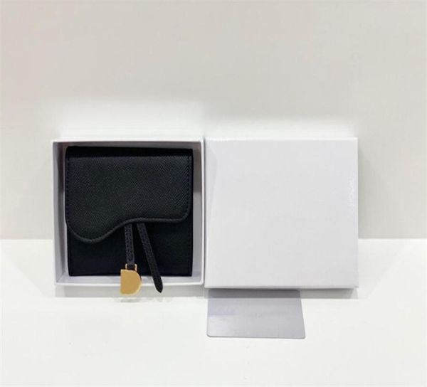 made of printed fabric and sheepskin it is durable it has a spacious main compartment two wiring bags and two card slots for ca2273663, Red;black
made of printed fabric and sheepskin it is durable it has a spacious main compartment two wiring bags and two card slots for ca2273663, Red;black
