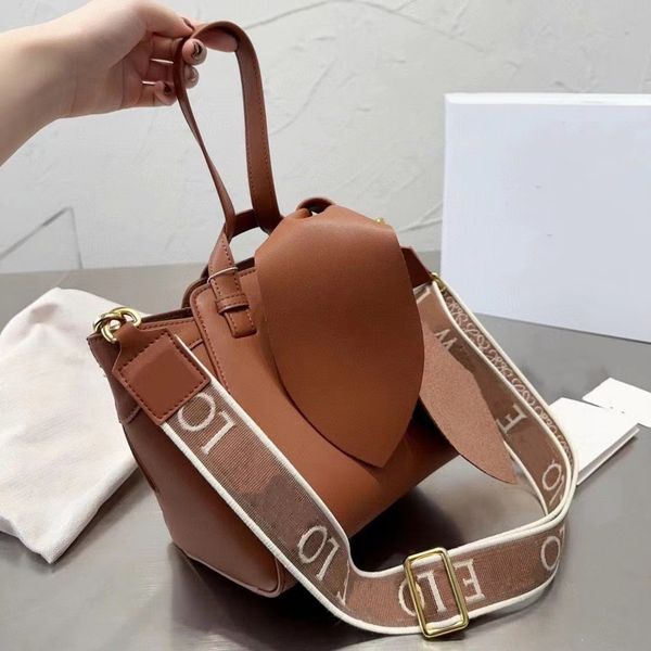 7a designer bag lowe shoulder handbag women's leather large rabbit ears handheld tote bag luxury embroidery broadband crossbody bag
7a designer bag lowe shoulder handbag women's leather large rabbit ears handheld tote bag luxury embroidery broadband crossbody bag