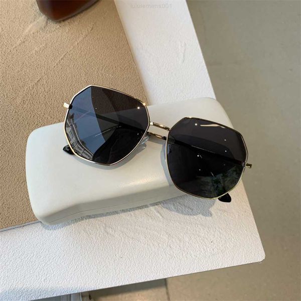 transparent blue polarized sunglasses for men polygonal metal driving korean version trendy seaside travel glasses, White;black
transparent blue polarized sunglasses for men polygonal metal driving korean version trendy seaside travel glasses, White;black