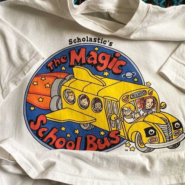 school bus rocket print retro american anime cartoon vintage premium wear with underlay short sleeve t-shirt, White;black
school bus rocket print retro american anime cartoon vintage premium wear with underlay short sleeve t-shirt, White;black