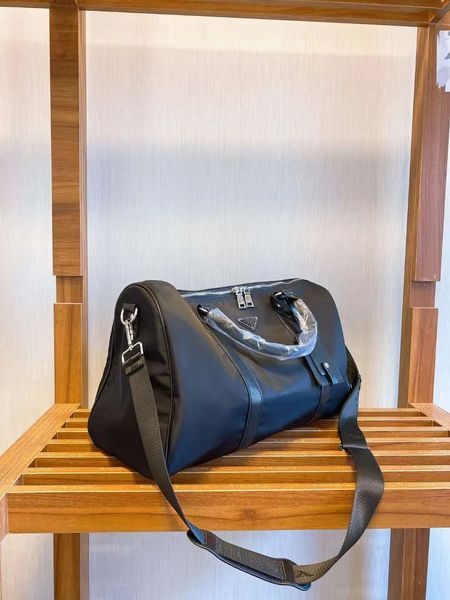 designer design quality canvas travel bag handbag airport bag travel is essential size 46 16 27, Black;red
designer design quality canvas travel bag handbag airport bag travel is essential size 46 16 27, Black;red