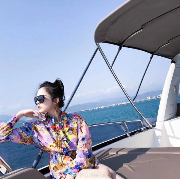 Fashion designer brand cool sunglasses luxury Super high quality ch5339 star same plate double pearl UV double C polarized men's and women's with logo box
Fashion designer brand cool sunglasses luxury Super high quality ch5339 star same plate double pearl UV double C polarized men's and women's with logo box