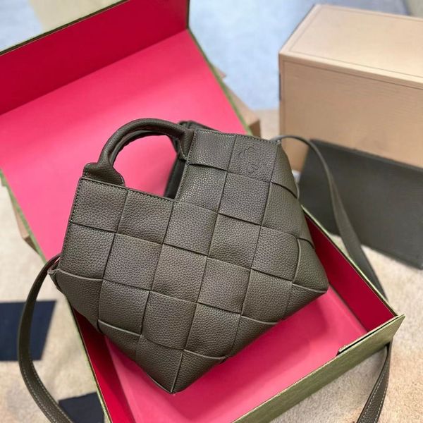 lowe bag designer woven bag women's shoulder handbag lowe high-quality leather ringer handheld tote large capacity grocery basket cross
lowe bag designer woven bag women's shoulder handbag lowe high-quality leather ringer handheld tote large capacity grocery basket cross