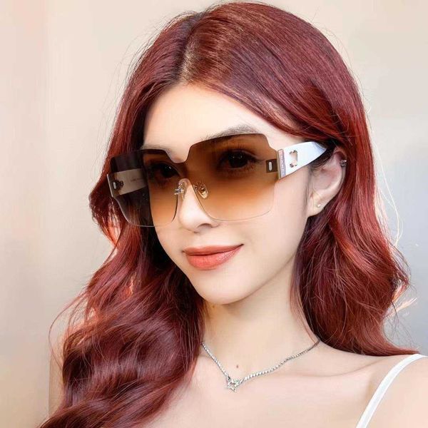 fashion designer brand cool sunglasses luxury super net red same frameless double c plate candy color women's versatile 8162 with logo, White;black
fashion designer brand cool sunglasses luxury super net red same frameless double c plate candy color women's versatile 8162 with logo, White;black
