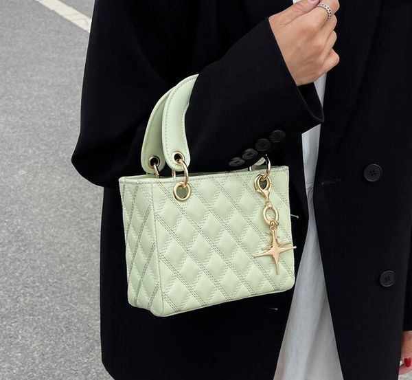 evening bags lattice square tote bag winter high-quality pu leather women's designer handbag shoulder messenger bagevening eveeveni
evening bags lattice square tote bag winter high-quality pu leather women's designer handbag shoulder messenger bagevening eveeveni