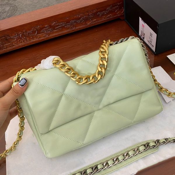 26cm classic womens 19 series flap quilted bags lambskin gold metal hardware chain crossbody shoulder turn lock large capacity pouch designe
26cm classic womens 19 series flap quilted bags lambskin gold metal hardware chain crossbody shoulder turn lock large capacity pouch designe