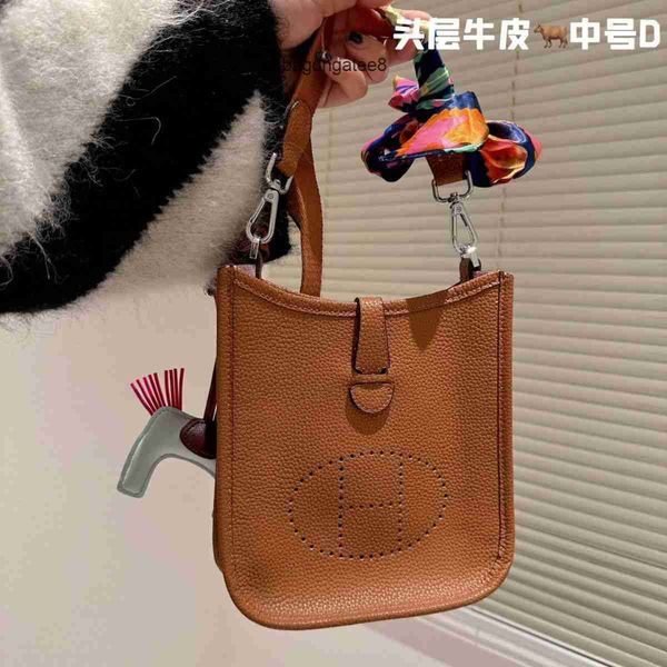 bags bag 2023 evelynbag designer h tote 2023 h family mini crossbody women's layer cowhide litchi pattern 17cm
bags bag 2023 evelynbag designer h tote 2023 h family mini crossbody women's layer cowhide litchi pattern 17cm
