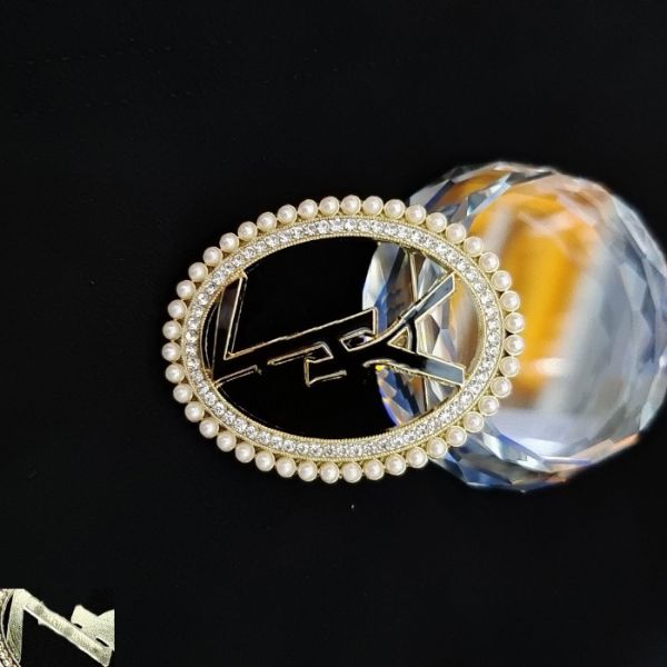 y brand women designer brooches pins emed stamp badge pearl brooch designer jewelry gift flip collar pins versatile dress pins, Gray
y brand women designer brooches pins emed stamp badge pearl brooch designer jewelry gift flip collar pins versatile dress pins, Gray