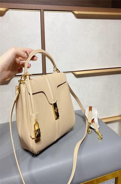 a trimmed outer clamshell ladies handbag large capacity shoulder bag soft curved leather handbag with removable shoul1895566, Black;red
a trimmed outer clamshell ladies handbag large capacity shoulder bag soft curved leather handbag with removable shoul1895566, Black;red