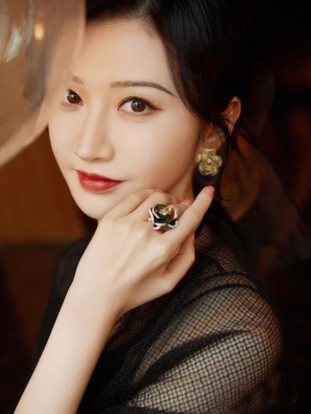 2023 fashion new designer earrings camellia stud jewelry daily temperament simple and generous no box, Golden;silver
2023 fashion new designer earrings camellia stud jewelry daily temperament simple and generous no box, Golden;silver