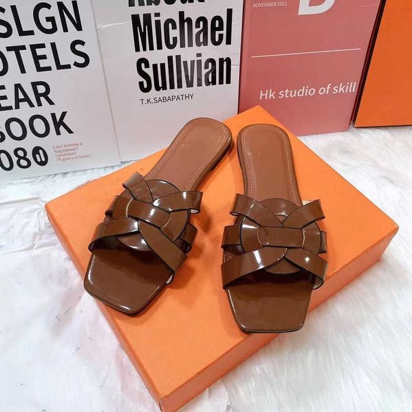 2023 designer slippers yl sl tribute flats leather interwining straps slide sandals women shoes brown patent black white patent amber grey e
2023 designer slippers yl sl tribute flats leather interwining straps slide sandals women shoes brown patent black white patent amber grey e