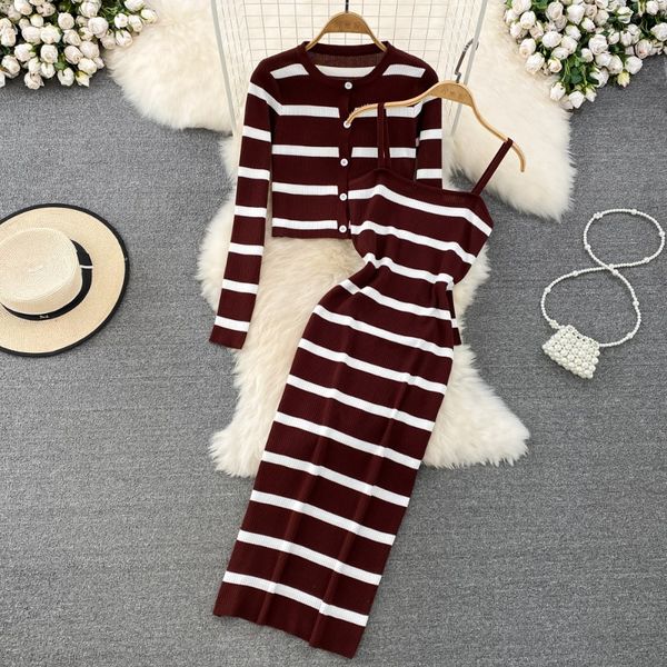 vintage elegance long sleeve round neck row buckle striped knitted cardigan jacket two-piece set casual sling bag hip dress, Black;gray
vintage elegance long sleeve round neck row buckle striped knitted cardigan jacket two-piece set casual sling bag hip dress, Black;gray