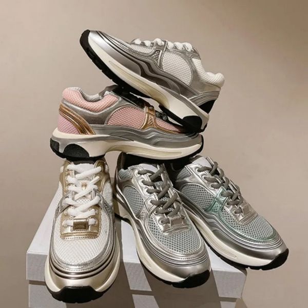 2023 designer shoes interlocking c metallic logo flat sneaker running sport shoe calfskin runner lace up platform low trainers gold silver s
2023 designer shoes interlocking c metallic logo flat sneaker running sport shoe calfskin runner lace up platform low trainers gold silver s