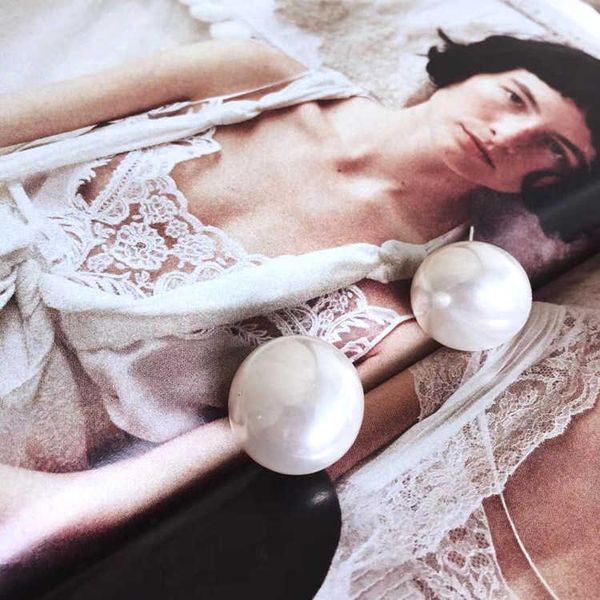 silver needle super large pearl shell pearl glossy elegant and elegant simple style big earrings and earstuds, Golden
silver needle super large pearl shell pearl glossy elegant and elegant simple style big earrings and earstuds, Golden