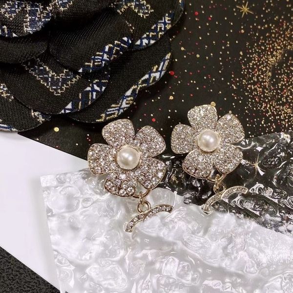 2023 fashion new designer earrings camellia pearl letter ear studs very beautiful noble gorgeous no box, Golden
2023 fashion new designer earrings camellia pearl letter ear studs very beautiful noble gorgeous no box, Golden