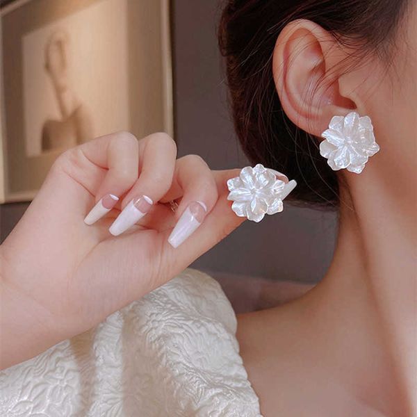 pendant necklaces charm lats white flower stud earrings for women flower earring 2022 new modern fashion cute teens girl party jewelry acces, Silver 
pendant necklaces charm lats white flower stud earrings for women flower earring 2022 new modern fashion cute teens girl party jewelry acces, Silver