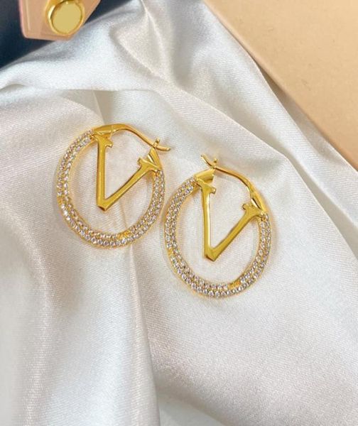 new designer pearl gold earrings for women hoop earring luxurys designers letter pendant v stud earrings for gift with box d2202212464887, Golden;silver
new designer pearl gold earrings for women hoop earring luxurys designers letter pendant v stud earrings for gift with box d2202212464887, Golden;silver