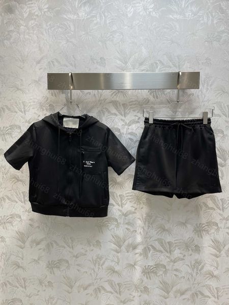 23ss casual suit women shorts sets womens designer clothing hooded zipper letter pocket printed short sleeve elastic waist drawstring shorts, White
23ss casual suit women shorts sets womens designer clothing hooded zipper letter pocket printed short sleeve elastic waist drawstring shorts, White
