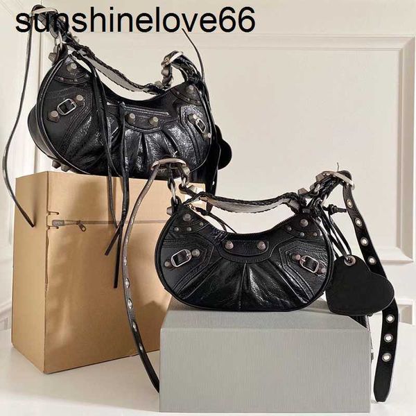 shoulder bags designer genuine leather le cagole motorcycle bag women luxury fashion half-moon tote bag diamond black high quality
shoulder bags designer genuine leather le cagole motorcycle bag women luxury fashion half-moon tote bag diamond black high quality