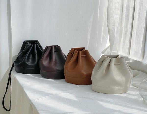 2021 new korean pleated women039s one shoulder trend messenger bag fashion drawstring bucket bag2424422, Black;red
2021 new korean pleated women039s one shoulder trend messenger bag fashion drawstring bucket bag2424422, Black;red