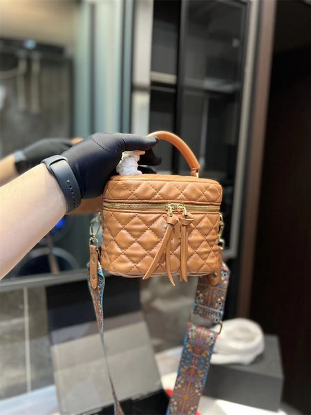 2023 new designer mini cosmetic bag luxury women's crossbody bag crossbody makeup bag leather classic fashion handbag
2023 new designer mini cosmetic bag luxury women's crossbody bag crossbody makeup bag leather classic fashion handbag