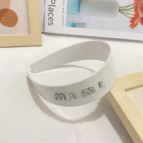 2023 new miu simple sparkling diamond letter edge clip fairy headwear shark clip hairpin style hairpin, Silver
2023 new miu simple sparkling diamond letter edge clip fairy headwear shark clip hairpin style hairpin, Silver